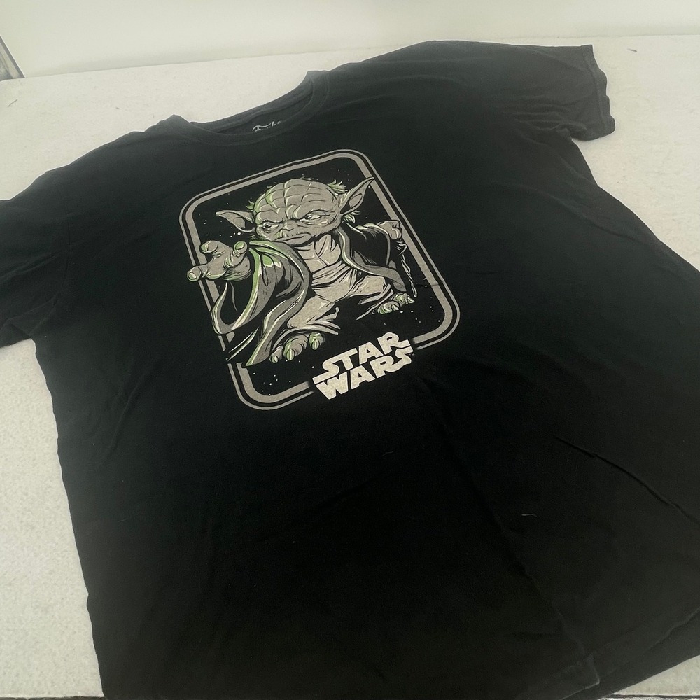 Funko Star Wars Smugglers Bounty Yoda Graphic T-Shirt Black Mens Large